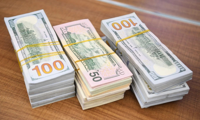 Dollar dips against dong on black market