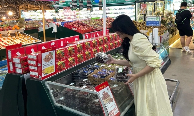 Cherries imported from the U.S. sell for VND269,000 per kilogram at MM Mega Market supermarket in HCMC. Photo by VnExpress/Thi Ha