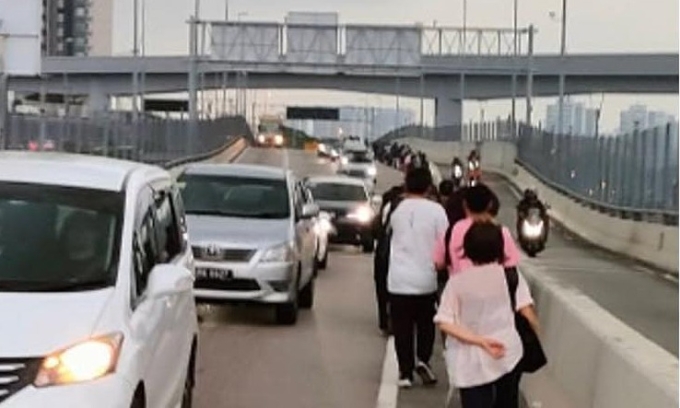 Ratusan Rakyat Malaysia Terpaksa Berjalan Kaki Masuk Singapura Akibat Mogok Memandu Bas Sempadan