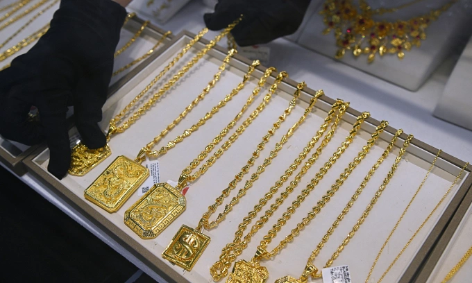 Gold price drops marginally