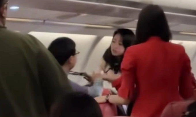 随着乘客拒绝降低声音,中国马来西亚的飞行爆发