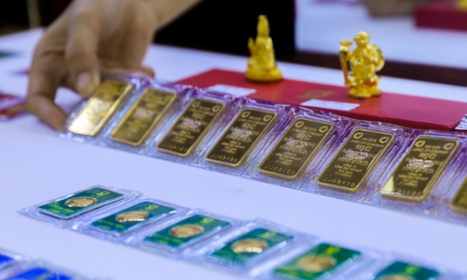 Gold prices hold steady as global rates head down