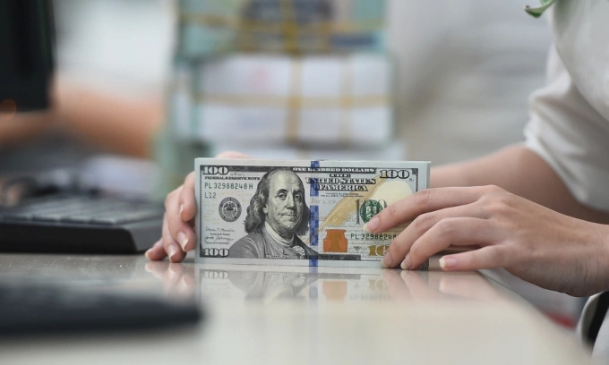 Dollar dips against dong