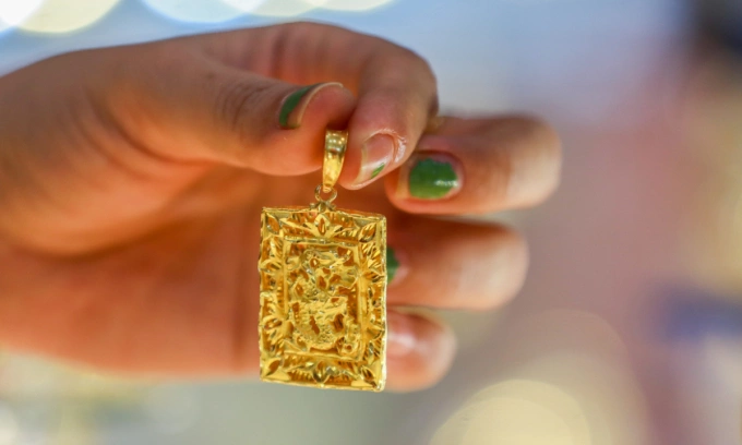 Gold price drops after staying flat for 3 days