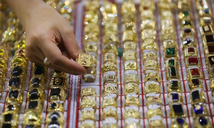 Gold prices remain firm as global rates trade flat