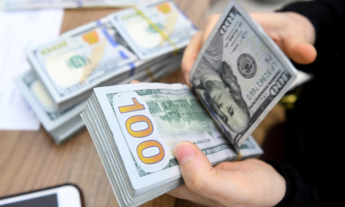 Dollar strengthens against dong