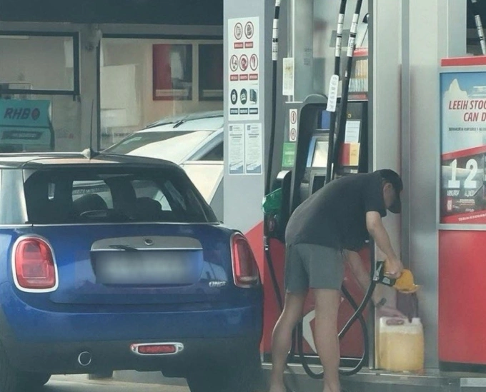 A photo showing a Singapore-registered car filling up subsidized RON95 fuel at a Malaysia petrol station.