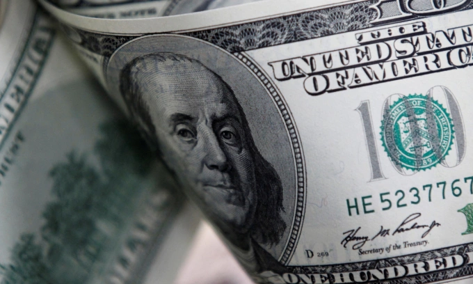 Dollar slips against dong