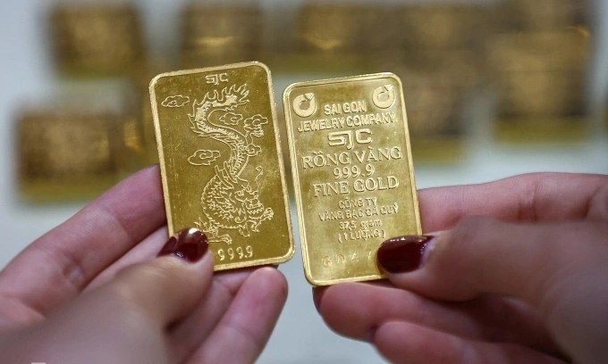 Gold prices return to record high