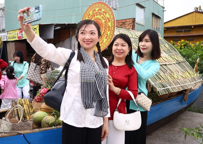 Du khách chụp ảnh tại Chợ nổi Cái Răng. Ảnh: Trung Phạm