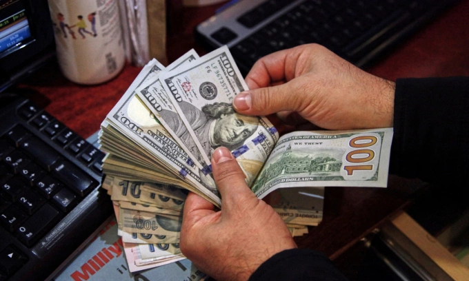 Dollar gains over dong on black market