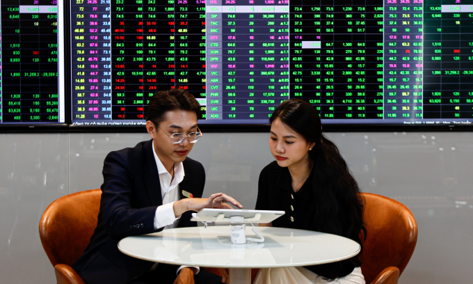 Stocks close above 1,600 points for the first time