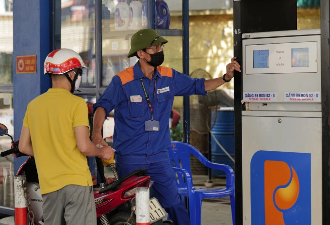 An employee refills a motorbike at a fuel station in Hanoi in 2022. Photo by VnExpress/Ngoc Thanh