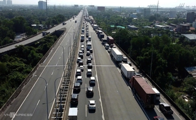 Dopravní zácpa na HCMC - Long Thanh - Dau Giay Expressway, duben 2025. Foto od VNEXPRESS/PHUOC TUAN