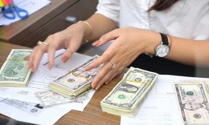 Dollar extends record run against dong