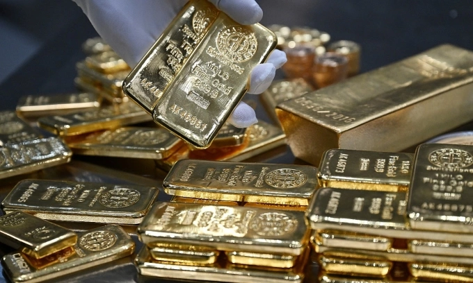 Which country has the largest gold reserves in Asia?