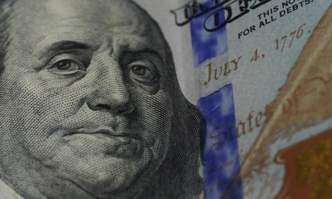 Black market dollar edges down against dong