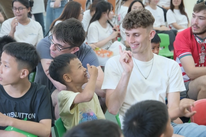 Mezinárodní studenti zkoumají vietnamskou kulturu prostřednictvím praktických zkušeností a interakcí s místními komunitami. Foto s laskavým svolením Buv