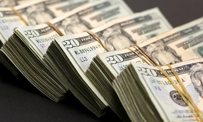 Dollar rises against dong