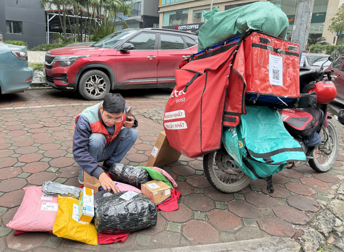 Vietnam e-commerce growth beats government target 1 A delivery person arranges packages in Hanoi in February 2024. Photo by VnExpress/Ngoc Thanh