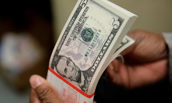 Dollar holds firm against dong