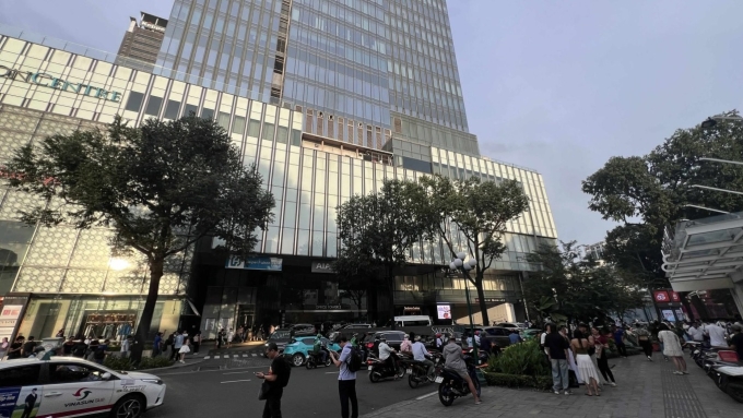 Lidé se shromažďují mimo nákupní středisko Takashimaya v Ho Či Minově městě, Vietnam, 7. října 2025. Foto od VNexpress/Minh Hoang