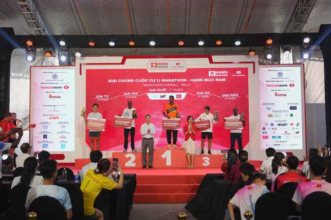 Top 5 male athletes in the Marathon Overall of the 4th Edition of the Techcombank Hanoi International Marathon. Photo courtesy of Sunrise Events Vietnam