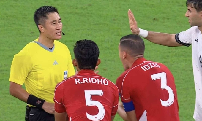 Indonesia receive three red cards as team official pushes referee after losing to Iraq in World Cup qualifiers