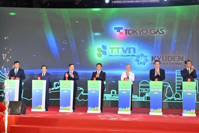 Officials carry out the ground-breaking ceremony to mark the start of the Thai Binh LNG thermal power plant projec on Oct. 10, 2025. Photo by VGP