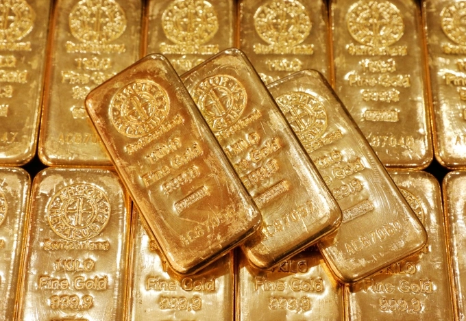 Gold bullions are displayed at GoldSilver Centrals office in Singapore, June 19, 2017. Photo by Reuters