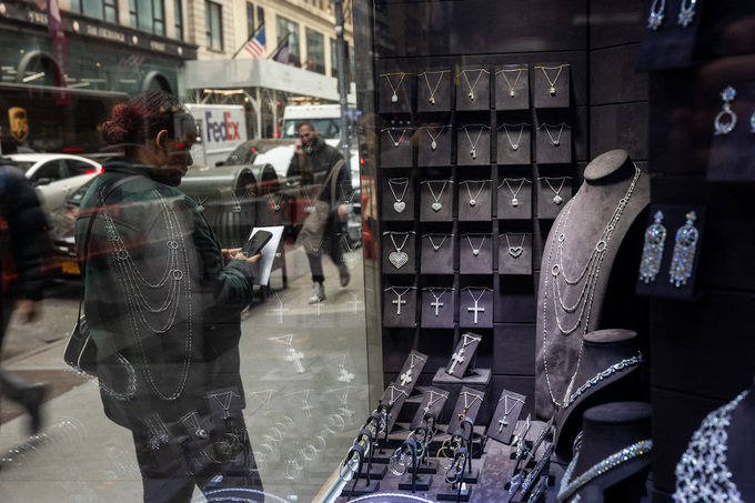 Silver’s gains outpace gold’s as prices hit record highs 1 Silver jewelry is displayed in the Manhattan Jewelry district on October 14, 2025, in New York City. Photo by Getty Images via AFP