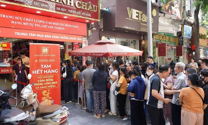Vietnamese buyers queue for hours amid gold rush
