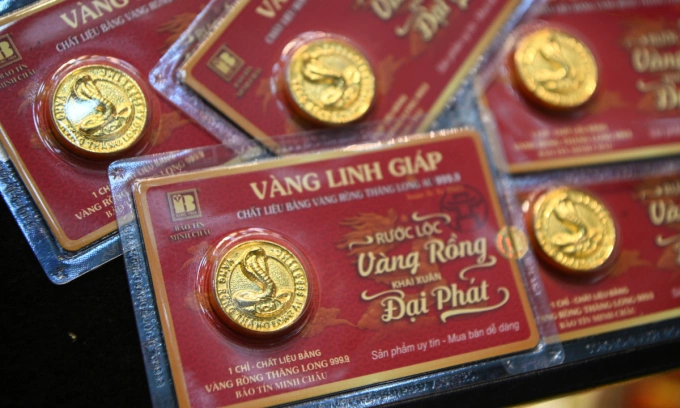 Gold price dips