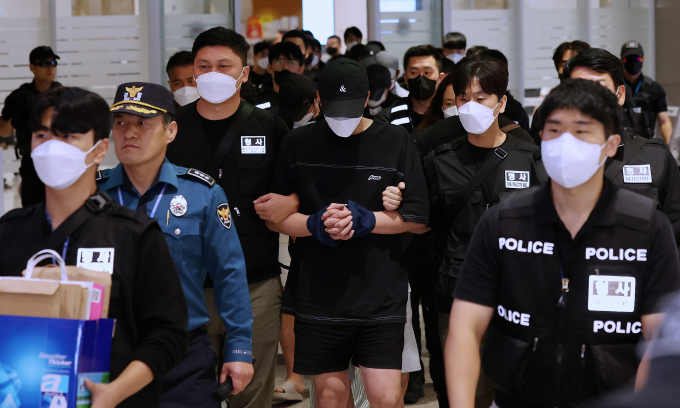Koreans linked to alleged online scams in Cambodia arrive home to face inquiries