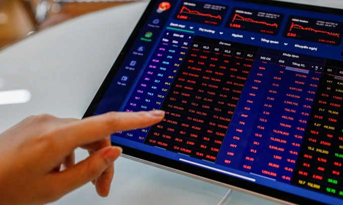 VN-Index plunges 94 points in record drop