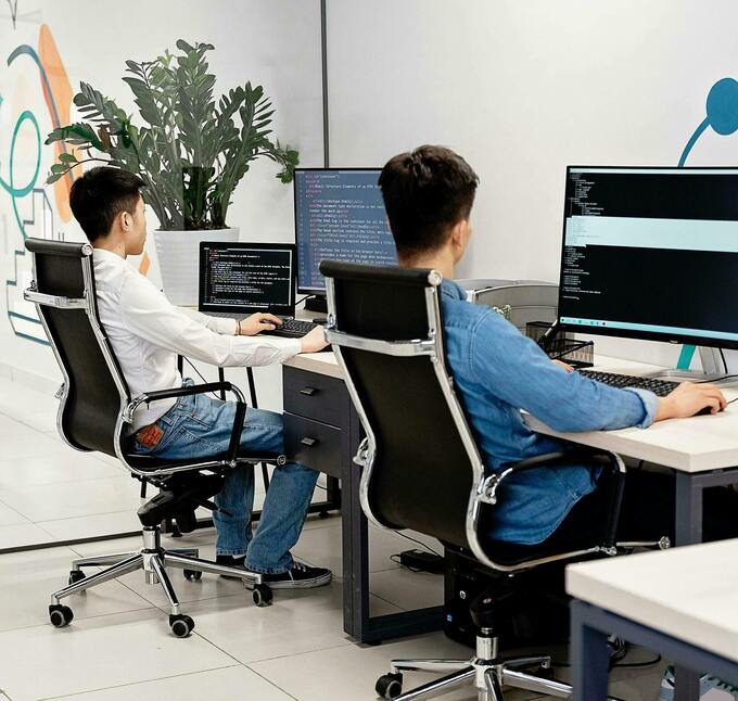Deux personnes travaillent devant un ordinateur. Crédit photo : Pexels