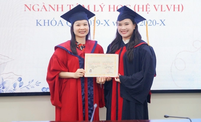 Thuong (vpravo) vystudoval bakalářský titul v oboru psychologie