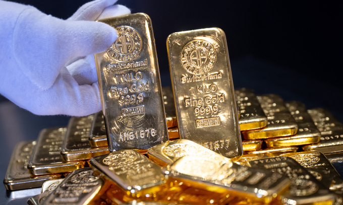 Which country sold all of its gold reserves?