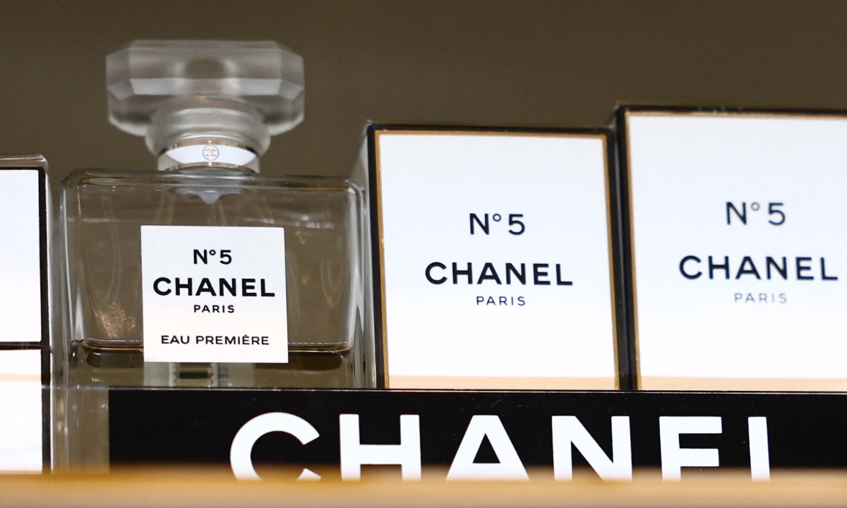 As embalagens do Chanel nº 5 são vistas em uma loja em Cracóvia, Polônia, em 2 de outubro de 2024. Foto de NurPhoto via AFP