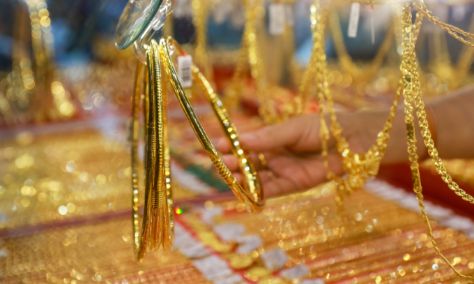 A person holds gold jewelry at a shop in Ho Chi Minh City. Photo by VnExpress/Quynh Tran