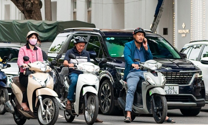 Which countries fine drivers for using mobile phones at red lights?