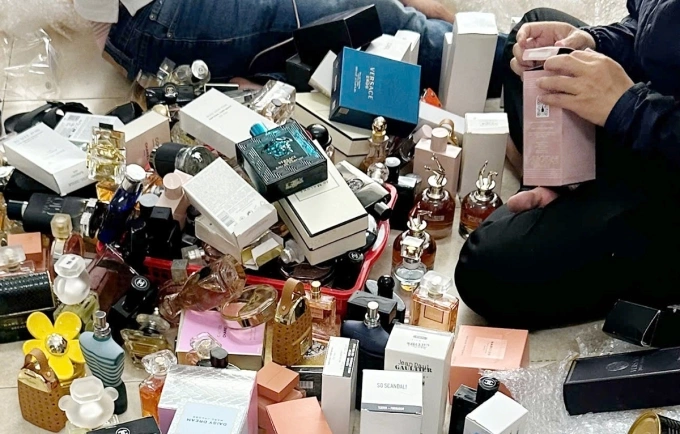 Produtos de perfumaria falsificados feitos por Nguyen Ngoc Tho e seus cúmplices no HCMC. Foto cortesia da polícia do HCMC