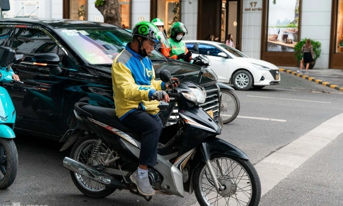 Will drivers be fined for using their phones at red lights?