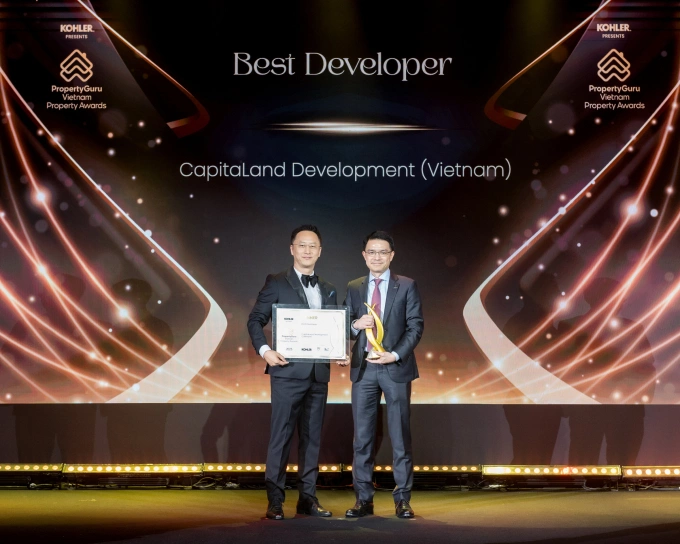 Tan Wee Hsien (R), CEO of CLD Vietnam and International, receives the Best Developer title at the VPA 2025. Photo courtesy of CLD