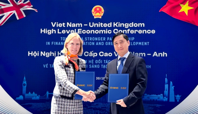 Dohoda o spolupráci mezi VNVC a GSK se zaměřuje na urychlení včasného přístupu Vietnamců k novým lékům a vakcínám a zároveň podporuje vědecký výzkum a výměnu ve výrobě vakcín. Fotografie od Ha Ngan