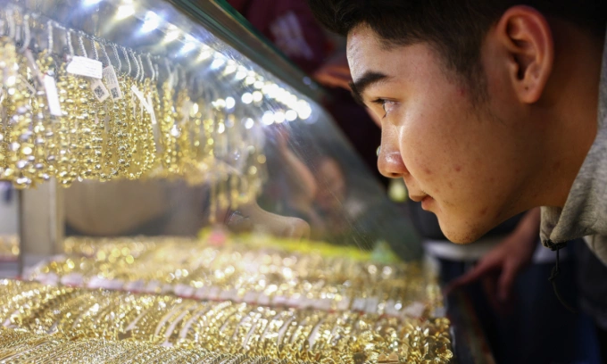 A customer looks at gold jewelry in a shop in HCMC in February 2025. Photo by VnExpress/Quynh Tran
