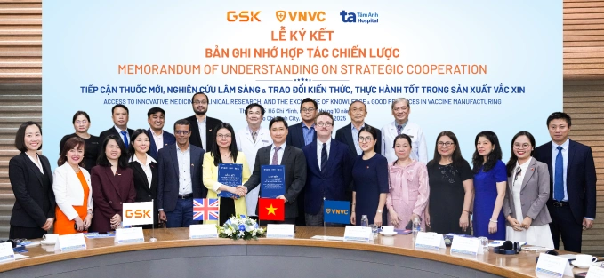 Slavnostní podpis MOU o strategické spolupráci mezi VNVC a Tam Anh–GSK se uskutečnil za svědka Williama Lawrensona, zástupce generálního konzula Spojeného království v Ho Či Minově Městě, dříve v říjnu 2025. Foto s laskavým svolením VNVC