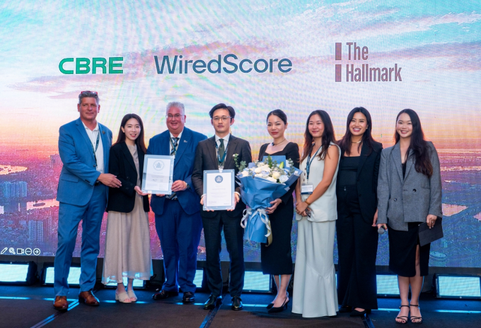 The certificate was handed to Huong Viet Holdings at the official launch event of WiredScore in Vietnam. Photo courtesy of The Hallmark