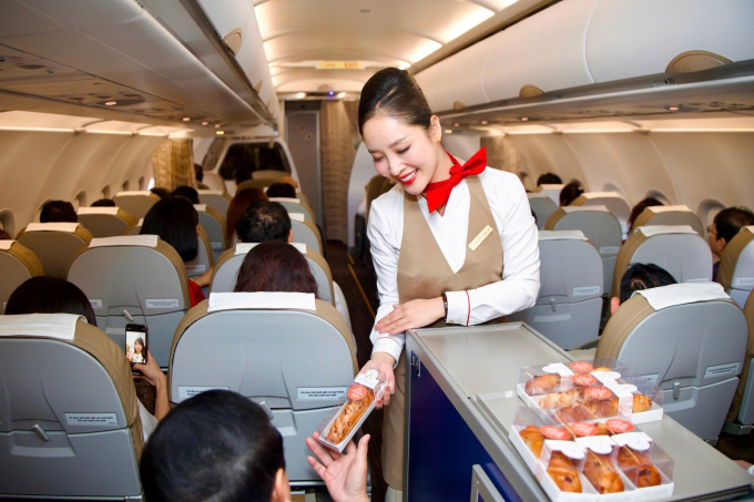 Passengers enjoy Maison Kayser cakes. Photo courtesy of Sun PhuQuoc Airways