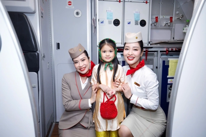 Flight attendants with young passengers on the first flight. Photo courtesy of Sun PhuQuoc Airways